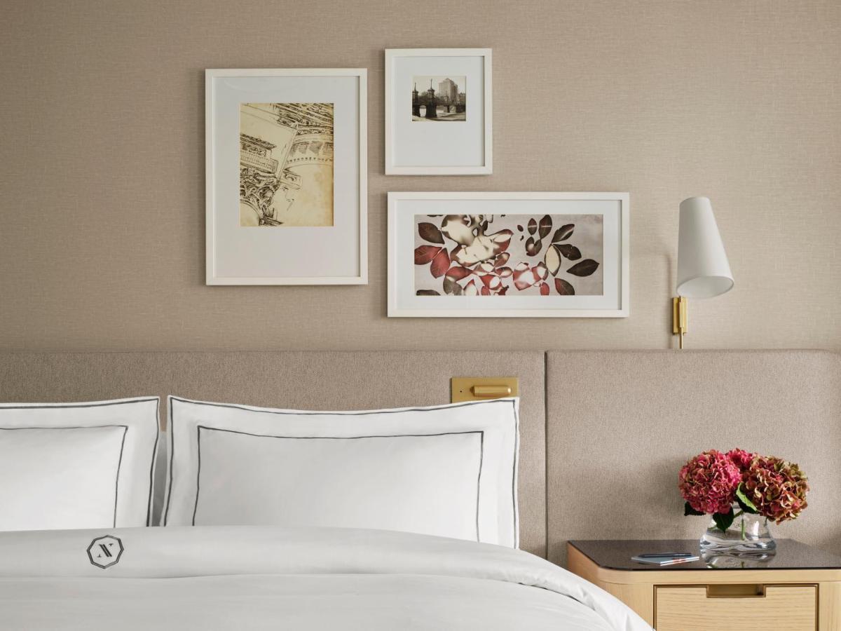 Отель The Newbury Бостон Экстерьер фото A guest room at The St. Regis New York