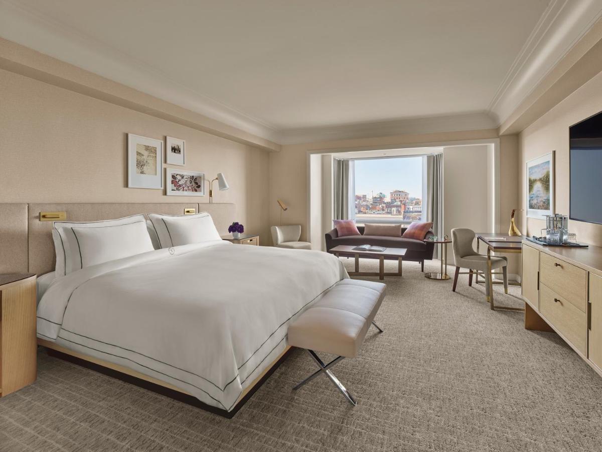 Отель The Newbury Бостон Экстерьер фото A guest room at the Four Seasons Hotel
