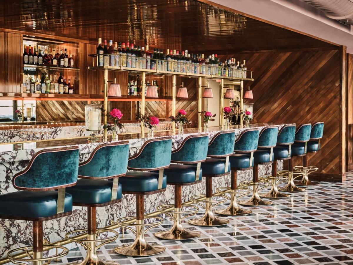 Отель The Newbury Бостон Экстерьер фото The bar at the 1930s-inspired restaurant