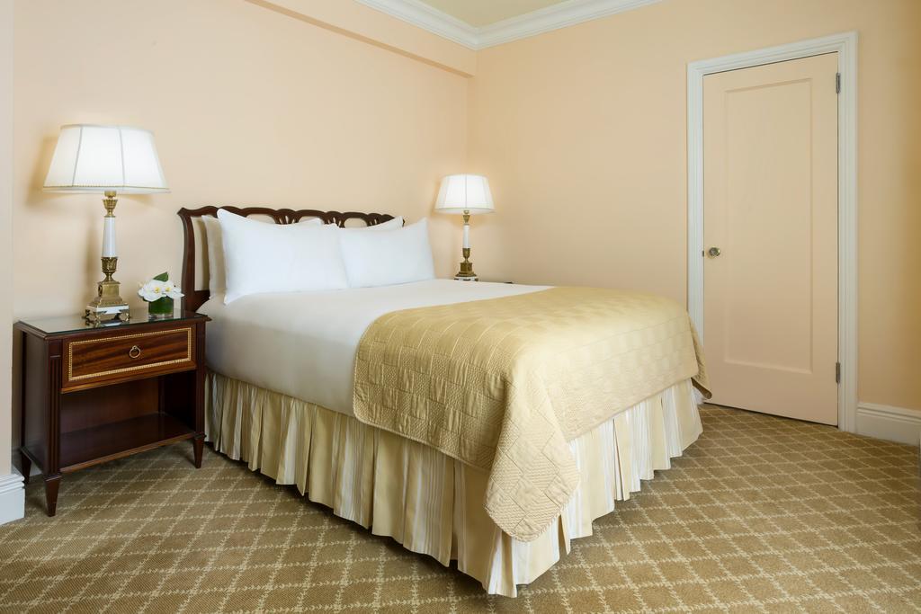 Отель The Newbury Бостон Экстерьер фото A guest room at The Carlyle