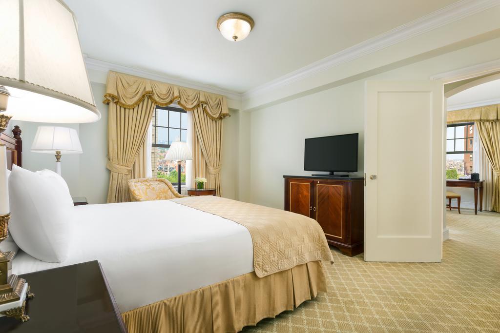 Отель The Newbury Бостон Экстерьер фото A bedroom at The Ritz-Carlton, Boston